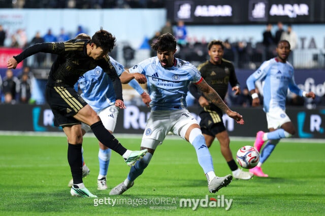 LAFC의 손흥민이 뉴욕시티와의 2026시즌 MLS 경기에서 슈팅을 하고 있다./게티이미지코리아