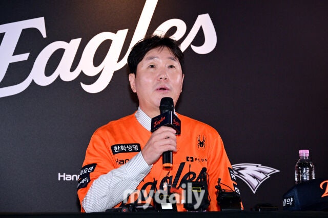 한화 류지현 감독이 16일 오후 대전 한화생명 볼파크에서 진행된 취임 기자회견에서 취재진의 질문에 답하고 있다./마이데일리