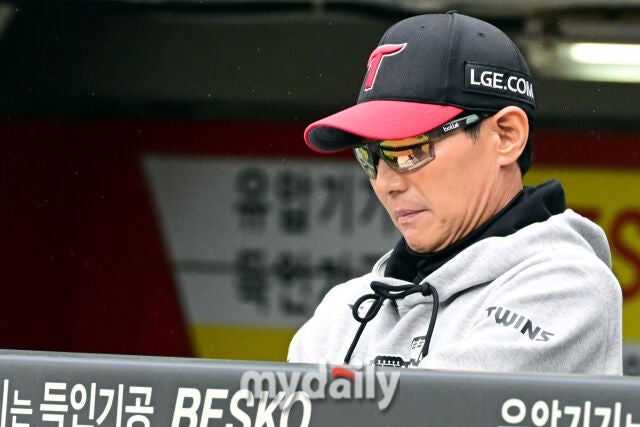 18일 오후 광주 기아챔피언스필드에서 진행된 '2026 신한 SOL KBO리그 포스트시즌' 준플레이오프 2차전 KIA 타이거즈와 LG트윈스의 경기. LG 염경엽 감독이 경기를 지켜보고 있다./광주=곽경훈 기자
