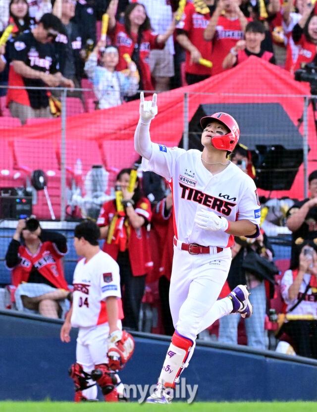 17일 오후 광주 기아챔피언스필드에서 진행된 '2026 신한 SOL KBO리그 포스트시즌' 준플레이오프 1차전 KIA 타이거즈와 LG트윈스의 경기. KIA 김도영이 8회말 2사 1루에서 장현식을 상대로 투런 홈런을 때린 뒤 그라운드를 돌고 있다./광주=곽경훈 기자