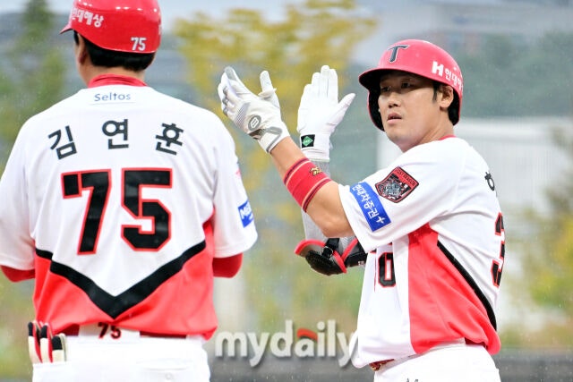 18일 오후 광주 기아챔피언스필드에서 진행된 '2026 신한 SOL KBO리그 포스트시즌' 준플레이오프 2차전 KIA 타이거즈와 LG트윈스의 경기. KIA 하주석이 1회말 1사 2루에서 안타를 때린 뒤 기뻐하고 있다./굉주=곽경훈 기자 kphoto@mydaily.co.kr