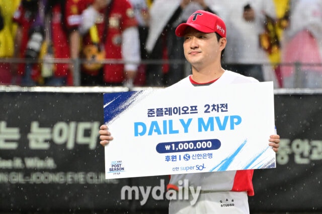 18일 오후 광주 기아챔피언스필드에서 진행된 '2026 신한 SOL KBO리그 포스트시즌' 준플레이오프 2차전 KIA 타이거즈와 LG트윈스의 경기. KIA 전상현이 준플레이오프 2차전 MVP로 선정된 뒤 포즈르 취하고 있다./광주=곽경훈 기자 kphoto@mydaily.co.kr