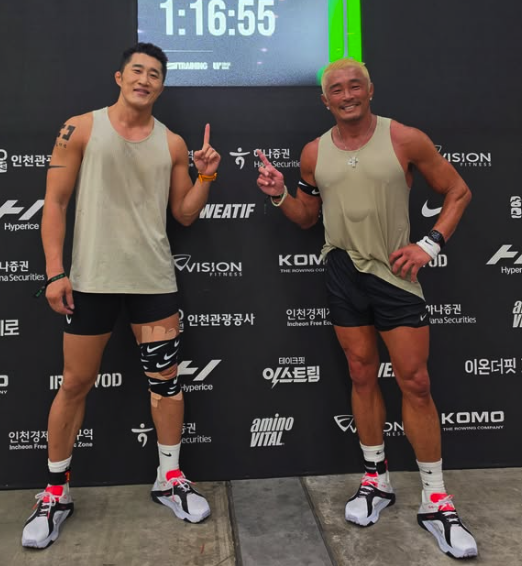 フィットネス大会会場で並び、笑顔でポーズを取るキム・ドンヒョンと秋山成勲