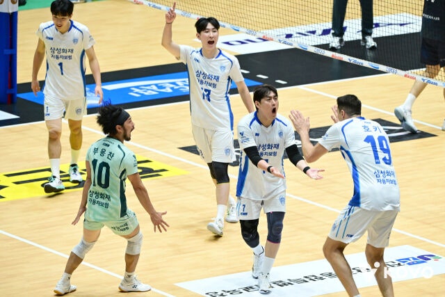 삼성화재가 19일 여수 진남체육관에서 열린 2026 여수·NH농협컵 프로배구대회 조별리그 A조 대한항공과 맞대결에서 환호하고 있다./한국배구연맹 제공