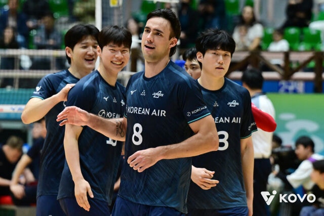 대한항공이 19일 여수 진남체육관에서 열린 2026 여수·NH농협컵 프로배구대회 조별리그 A조 삼성화재전에서 미소를 짓고 있다./한국배구연맹 제공