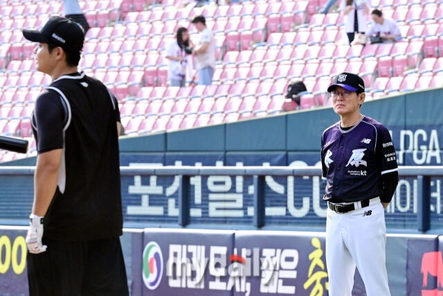 27일 오후 서울 잠실야구장에서 진행된 '2026 신한 SOL KBO 리그' KT위즈와 두산 베어스의 경기. 경기 전 KT 이강철 감독이 선수들의 훈련을 지켜보고 있다./마이데일리