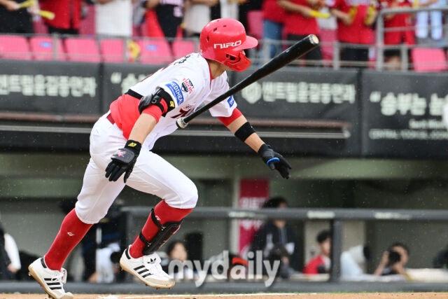 18일 오후 광주 기아챔피언스필드에서 진행된 '2026 신한 SOL KBO리그 포스트시즌' 준플레이오프 2차전 KIA 타이거즈와 LG트윈스의 경기. KIA 박재현이 1회초 임찬규를 상대로 안타를 때리고 있다./광주=곽경훈 기자 kphoto@mydaily.co.kr
