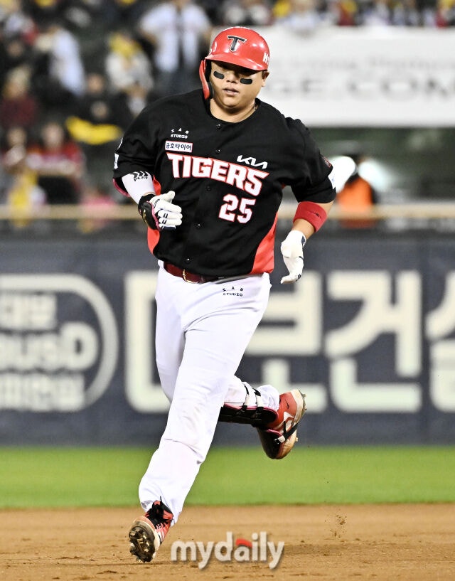 20일 오후 서울 잠실야구장에서 진행된 '2026 프로야구 KBO리그 포스트시즌' 준플레이오프 3차전 LG 트윈스와 KIA 타이거즈의 경기. 기아 한준수가 7회초 솔로홈런을 터뜨린 뒤 베이스를 돌고 있다./송일섭 기자