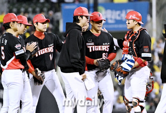 20일 오후 서울 잠실야구장에서 진행된 '2026 프로야구 KBO리그 포스트시즌' 준플레이오프 3차전 LG 트윈스와 KIA 타이거즈의 경기. 기아 선발투수 시라카와가 6회말 무사 2,3루서 교체되고 있다./송일섭 기자