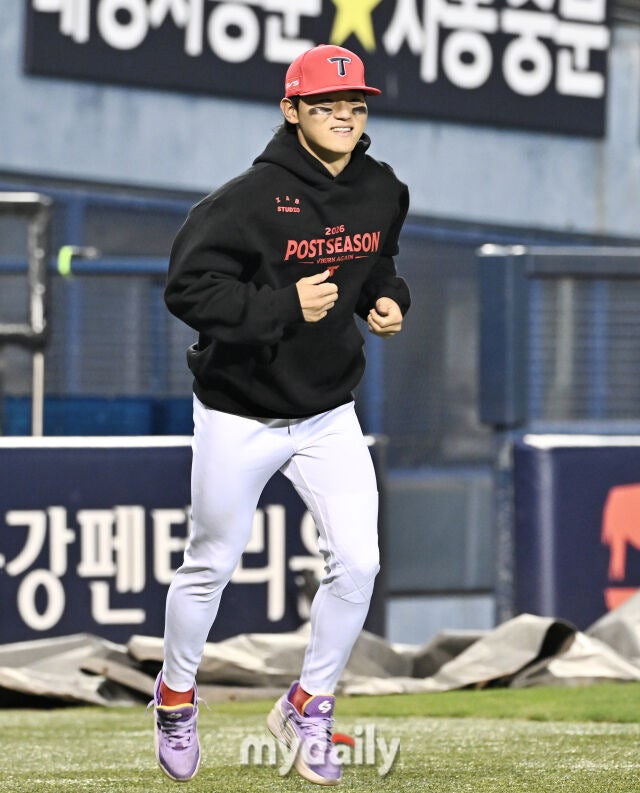 20일 오후 서울 잠실야구장에서 진행된 '2026 프로야구 KBO리그 포스트시즌' 준플레이오프 3차전 LG트윈스와 KIA타이거즈의 경기. 기아 김도영이 준플레이오프 MVP로 선정되고 있다./잠실=송일섭 기자 andlyu@mydaily.co.kr