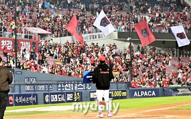 20일 오후 서울 잠실야구장에서 진행된 '2026 프로야구 KBO리그 포스트시즌' 준플레이오프 3차전 LG트윈스와 KIA타이거즈의 경기. 기아 김도영이 준플레이오프 MVP로 선정된 뒤 KIA팬들에게 인사를 하고 있다./잠실=송일섭 기자 andlyu@mydaily.co.kr