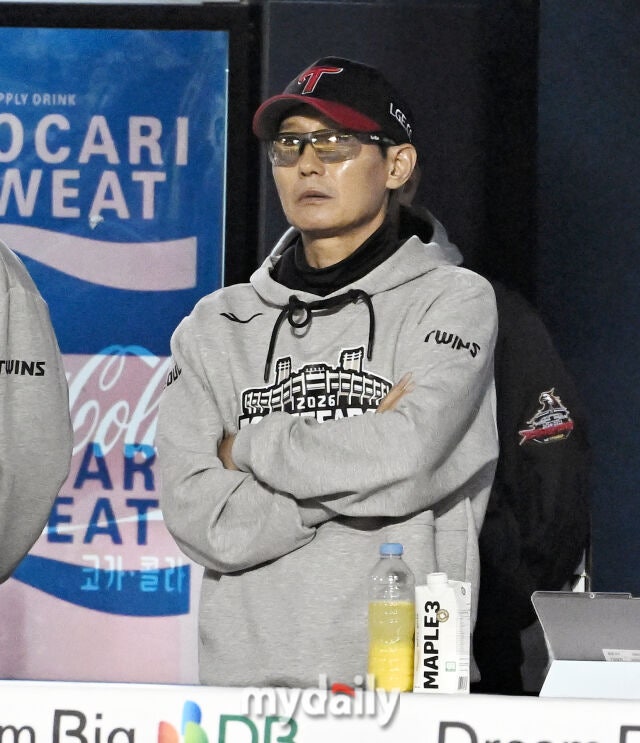 LG 염경엽 감독이 선수들을 지켜보고 있다./잠실=송일섭 기자