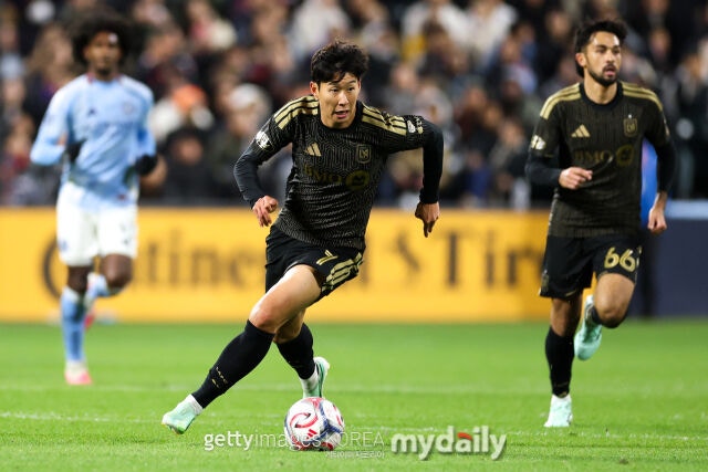 LAFC의 손흥민이 뉴욕시티와의 2026시즌 MLS 경기에서 드리블을 하고 있다./게티이미지코리아