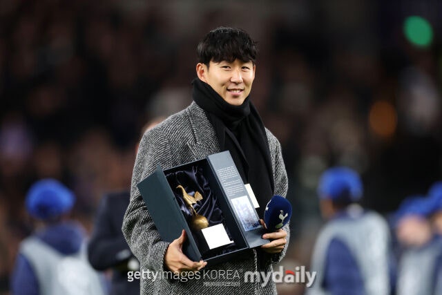손흥민(LAFC)이 2025년 12월 10일(한국시각) 영국 런던의 토트넘 홋스퍼 스타디움에서 열린 2025-26시즌 유럽축구연맹(UEFA) 챔피언스리그(UCL) 리그 페이즈 6라운드 토트넘 홋스퍼와 슬라비아 프라하의 맞대결에서 토트넘 팬들에게 인사를 하고 있다./게티이미지코리아