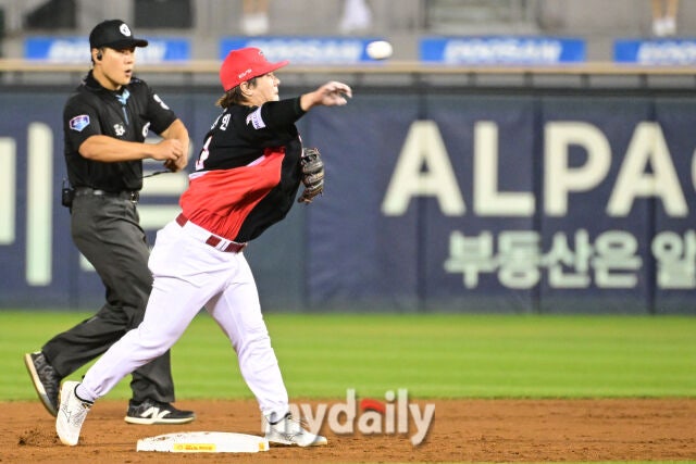 23일 오후 서울 잠실야구장에서 진행된 '2026 신한 SOL KBO 리그' 기아 타이거즈-두산 베어스의 경기. 기아 김선빈이 2회말 1사 1,2루에서 박찬호의 땅볼을 병살처리 하고 있다./마이데일리
