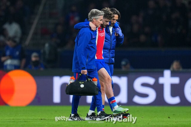 PSG의 크바라츠헬리아가 바르셀로나와의 2026-27시즌 UEFA 챔피언스리그 경기에서 부상으로 인해 경기장을 떠나고 있다./게티이미지코리아