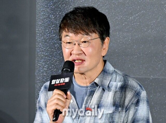 シンガポール映画祭でマイクを手に話すホ・ジノ監督