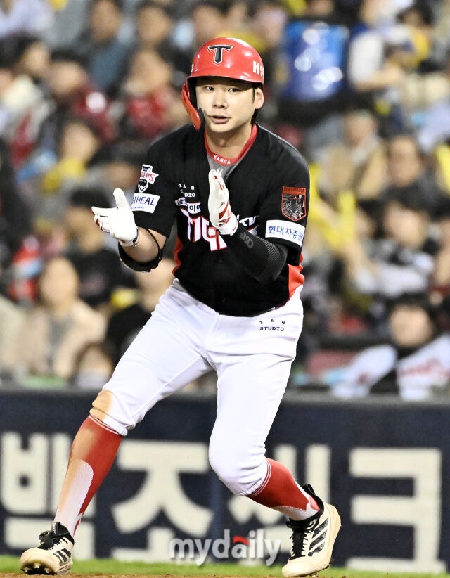 20일 오후 서울 잠실야구장에서 진행된 '2026 프로야구 KBO리그 포스트시즌' 준플레이오프 3차전 LG트윈스와 KIA타이거즈의 경기. 기아 박정우가 2회초 1사 만루서 1타점 적시타를 터뜨린뒤 환호하고 있다./잠실=송일섭 기자 andlyu@mydaily.co.kr