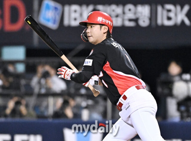 20일 오후 서울 잠실야구장에서 진행된 '2026 프로야구 KBO리그 포스트시즌' 준플레이오프 3차전 LG트윈스와 KIA타이거즈의 경기. 기아 박정우가 2회초 1사 만루서 1타점 적시타를 터뜨리고 있다./잠실=송일섭 기자 andlyu@mydaily.co.kr