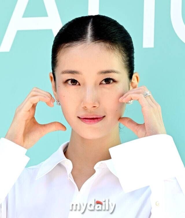 白いシャツ姿でポーズを取るスジ