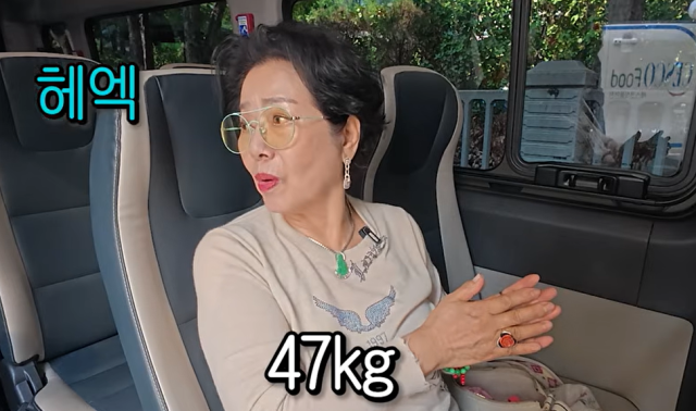 YouTubeチャンネル『スンプン ソヌ・ヨンヨ』の映像で、車内に座るソヌ・ヨンヨ。画面には「47kg」と表示されている。