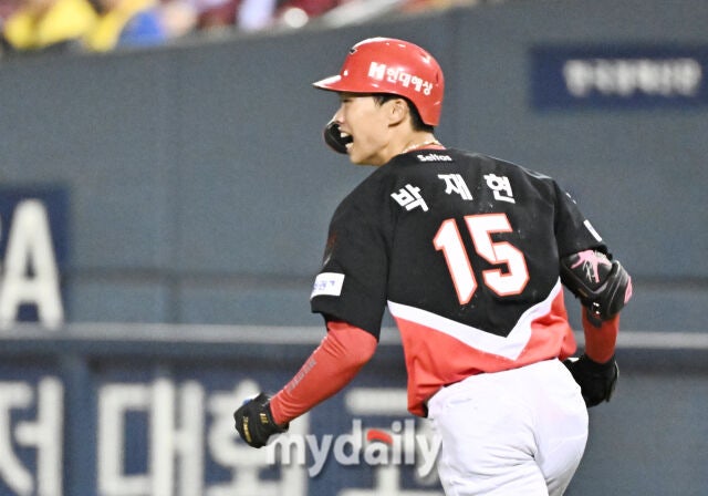 20일 오후 서울 잠실야구장에서 진행된 '2026 프로야구 KBO리그 포스트시즌' 준플레이오프 3차전 LG트윈스와 KIA타이거즈의 경기. 기아 박재현이 2회초 1사 만루서 1타점 적시타를 터뜨리고 있다./잠실=송일섭 기자 andlyu@mydaily.co.kr