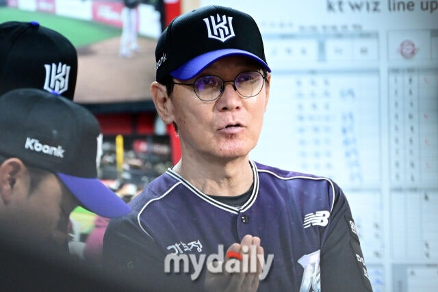 26일 경기도 수원 KT위즈파크에서 열린 '2026 신한 SOL BANK KBO리그' 키움 히어로즈와 KT 위즈 경기. KT 이강철 감독이 작전지시를 하고 있다./마이데일리