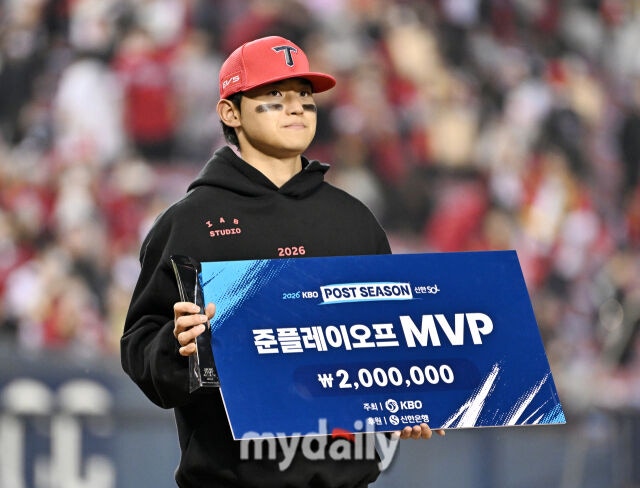 20일 오후 서울 잠실야구장에서 진행된 '2026 프로야구 KBO리그 포스트시즌' 준플레이오프 3차전 LG트윈스와 KIA타이거즈의 경기. 기아 김도영이 준플레이오프 MVP로 선정된뒤 포즈를 취하고 있다./마이데일리