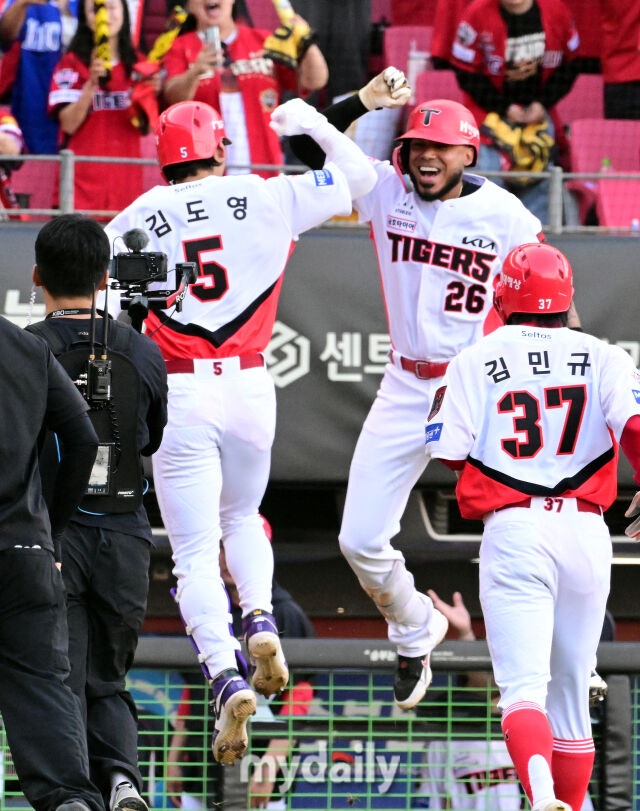 17일 오후 광주 기아챔피언스필드에서 진행된 '2026 신한 SOL KBO리그 포스트시즌' 준플레이오프 1차전 KIA 타이거즈와 LG트윈스의 경기. KIA 김도영이 8회말 2사 1루에서 장현식을 상대로 투런 홈런을 때린 카스트로와 세리머니를 펼치고 있다./마이데일리