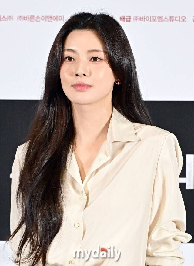 白いブラウス姿でイベントに出席したイ・ソンビン