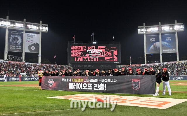 20일 오후 서울 잠실야구장에서 진행된 '2026 프로야구 KBO리그 포스트시즌' 준플레이오프 3차전 LG트윈스와 KIA타이거즈의 경기. 기아 선수들이 13-1로 승리한 뒤 팬들에게 인사를 하고 있다./잠실=송일섭 기자 andlyu@mydaily.co.kr