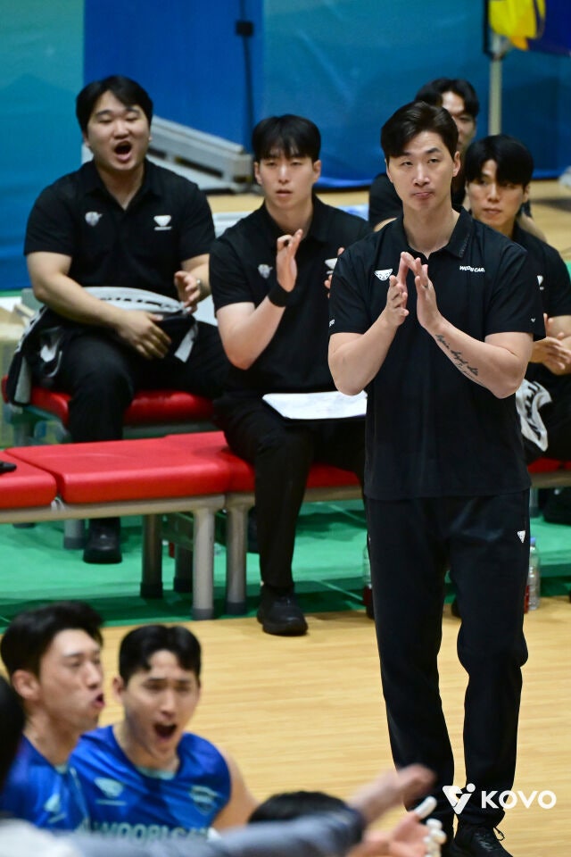 우리카드 박철우 감독이 22일 여수 진남체육관에서 열린 2026 여수·NH농협컵 프로배구대회 조별리그 B조 한국전력과 맞대결에서 박수를 보내고 있다./한국배구연맹 제공