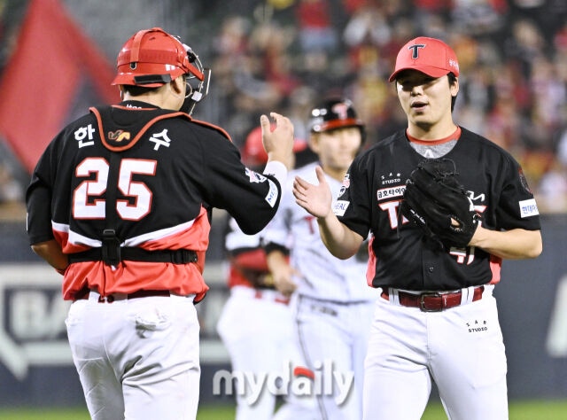 20일 오후 서울 잠실야구장에서 진행된 '2026 프로야구 KBO리그 포스트시즌' 준플레이오프 3차전 LG트윈스와 KIA타이거즈의 경기. 기아 황동하와 한준수가 13-1로 승리한 뒤 환호하고 있다./잠실=송일섭 기자 andlyu@mydaily.co.kr