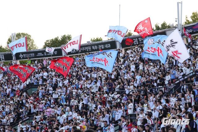 지난 10일 사직구장에서 열린 롯데 자이언츠와 LG 트윈스전을 찾은 롯데 홈팬들./롯데 자이언츠 제공