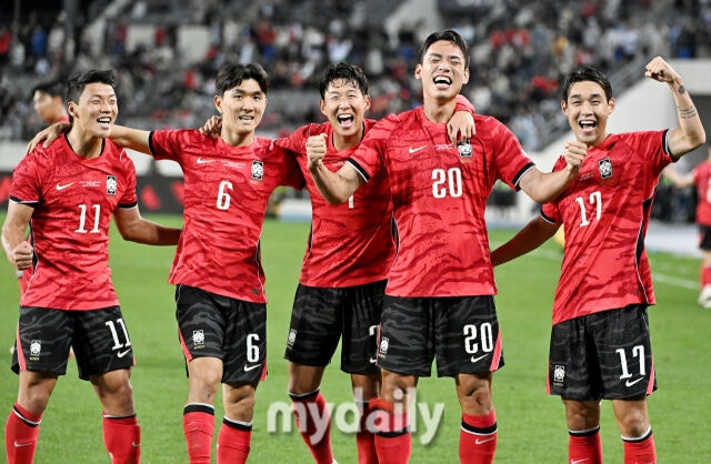 6일 오후 경기도 용인시 용인미르스타디움에서 진행된 축구 국가대표 친선경기 대한민국과 우즈베키스탄의 경기에서 축구대표팀 오세훈(오른쪽 두번째)이 후반 15분 팀의 두번째 골을 넣은 뒤 동료들과 환호하고 있다./마이데일리DB