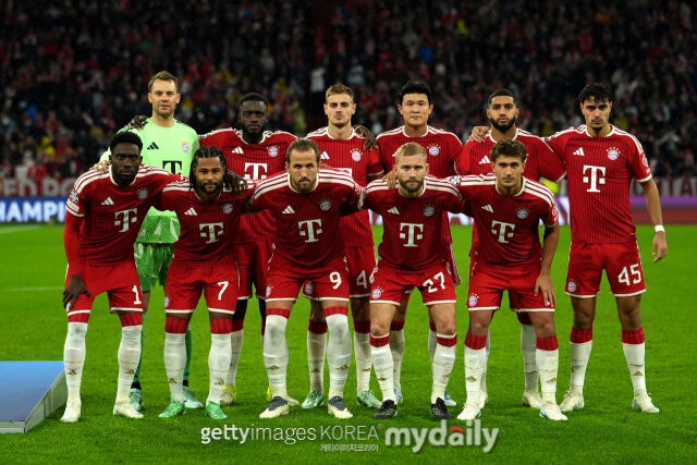 바이에른 뮌헨 선수단이 아스날과의 2026-27시즌 UEFA 챔피언스리그 페이즈 3차전을 앞두고 기념촬영을 하고 있다./게티이미지코리아