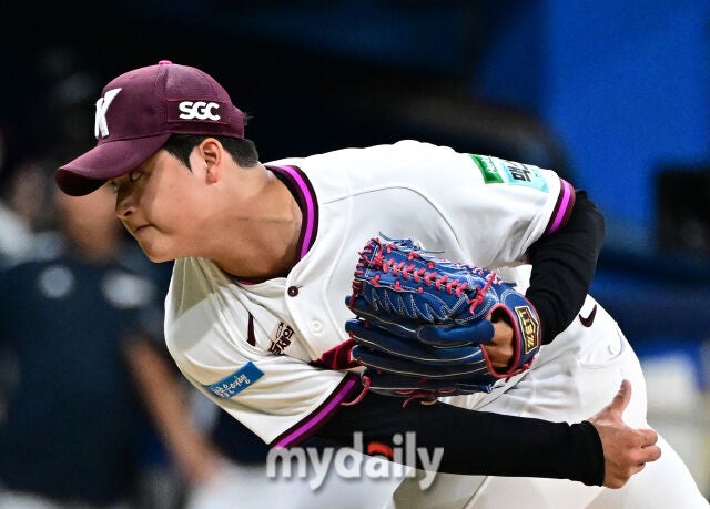 2026년 9월 22일 오후 서울 고척스카이돔에서 열린 '2026 신한 SOL KBO리그' 두산 베어스와 키움 히어로즈의 경기. 키움 박준현이 6회초 구원등판해 투구하고 있다./마이데일리