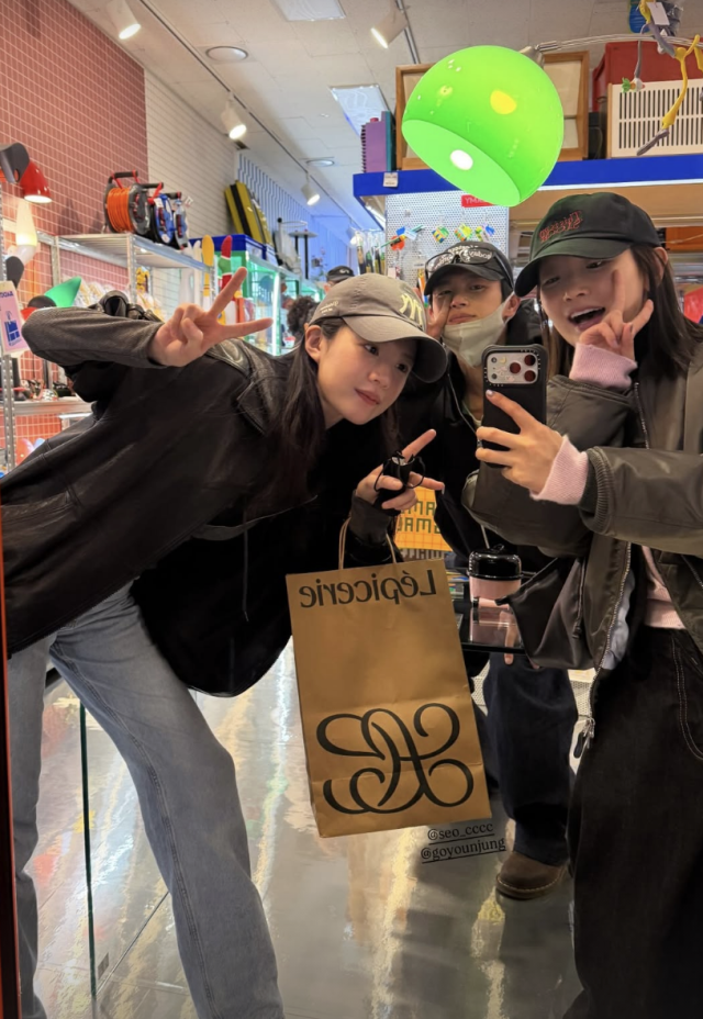 雑貨店で、パク・ソダム、ソ・イングク、コ・ユンジョンが並んで撮った写真