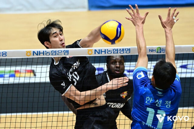한국전력 아포짓 이태호가 22일 여수 진남체육관에서 열린 2026 여수·NH농협컵 프로배구대회 조별리그 B조 우리카드전에서 공격을 시도하고 있다./한국배구연맹 제공