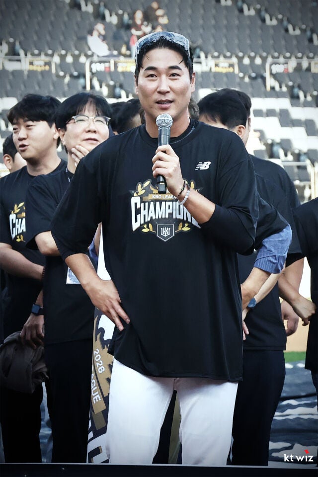 우규민이 10월 5일 정규시즌 우승 소감을 말하고 있다./KT 위즈 제공