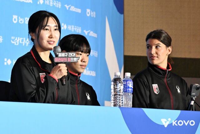 7일 호텔 리베라 청담에서 열린 2026~2027 프로배구 여자부 미디어데이에 참석한 정관장 세터 염혜선과 외국인 선수 부키리치./한국배구연맹 제공