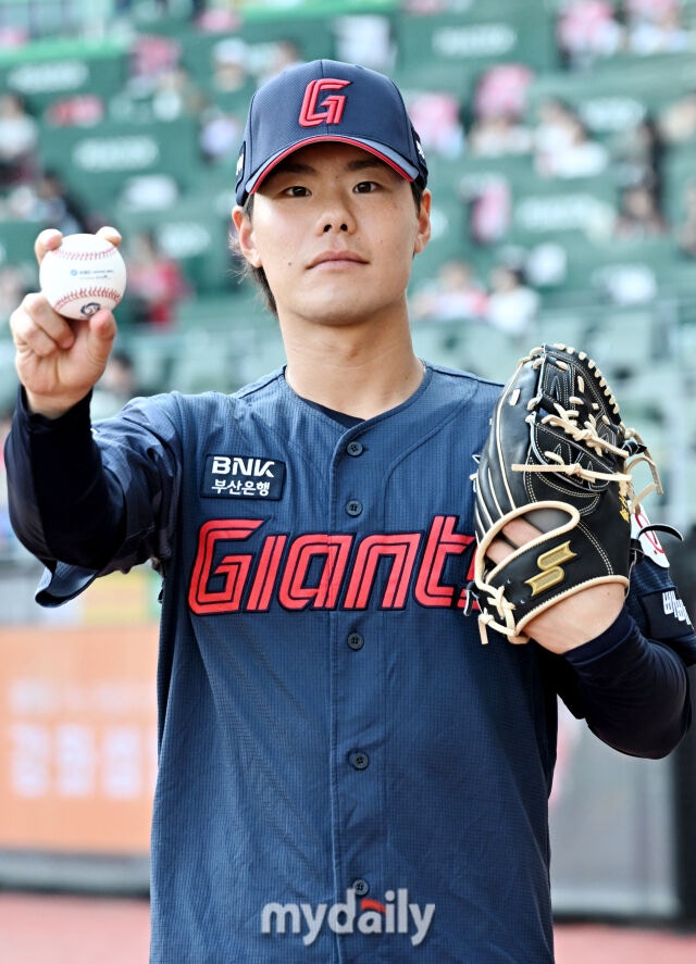 18일 오후 인천 SSG랜더스필드에서 진행된 '2026 프로야구 KBO리그' SSG랜더스와 롯데자이언츠의 경기. 롯데의 새 아시아쿼터 외국인 투수 이이무라 쇼타가 경기전 인터뷰를 갖고 포즈를 취하고 있다./마이데일리