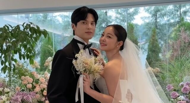 結婚式の衣装を着たユン・ソヌとキム・ガウン