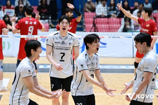 현대캐피탈이 24일 여수 진남체육관에서 열린 2026 여수·NH농협컵 프로배구대회 4강전에서 득점 이후 환호하고 있다./한국배구연맹 제공