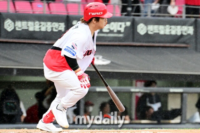 18일 오후 광주 기아챔피언스필드에서 진행된 '2026 신한 SOL KBO리그 포스트시즌' 준플레이오프 2차전 KIA 타이거즈와 LG트윈스의 경기. KIA 김선빈이 1회말 1사 2,3루에서 2타점 적시타를 때리고 있다./마이데일리
