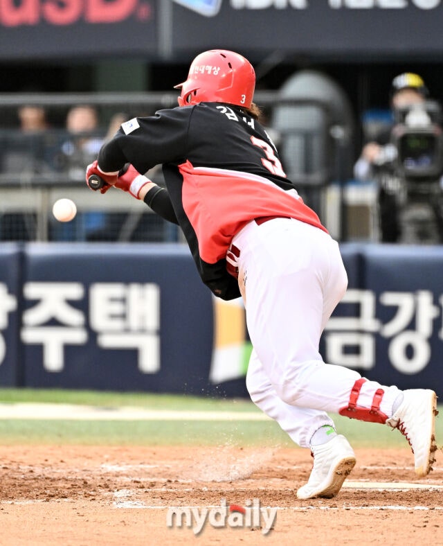 3일 오후 서울 잠실야구장에서 진행된 '2026 프로야구 KBO리그' LG트윈스와 KIA타이거즈의 경기. KIA 김선빈이 9회초 1사 1,3루서 스퀴지 번트를 하고 있다. 3루 주자 김도영 홈인./마이데일리