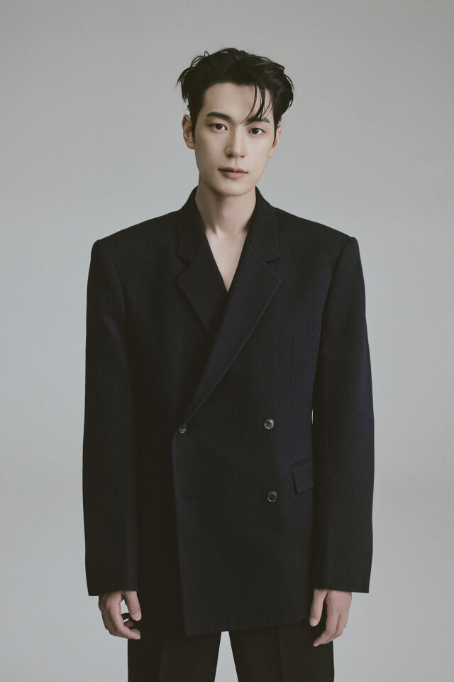 黒いダブルのジャケット姿で正面を向く俳優パク・ソハム