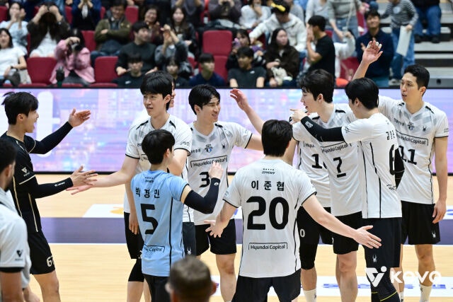 현대캐피탈이 24일 여수 진남체육관에서 열린 2026 여수·NH농협컵 프로배구대회 한국전력과 4강전을 승리로 마친 뒤 기쁨을 나누고 있다./한국배구연맹 제공
