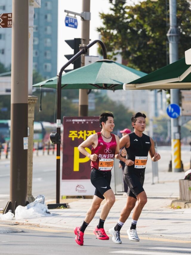 慶州マラソンのコースを、ランニングウェア姿のチン・テヒョンとコーチが並んで走る