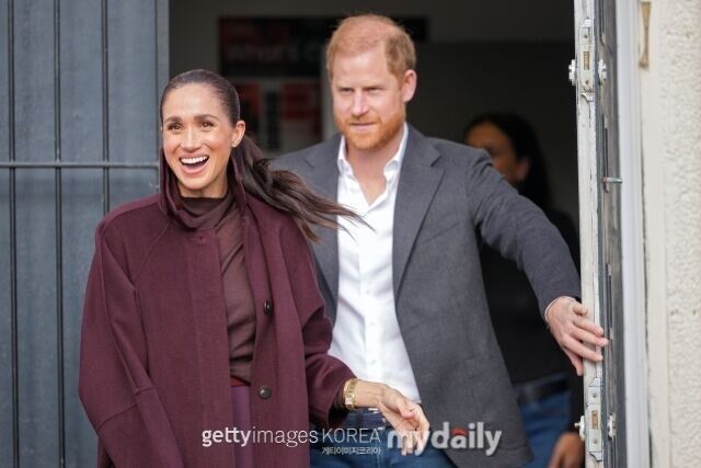 メーガン妃とハリー王子が並んで歩く様子。画像にGetty Images Koreaのクレジットが入っている